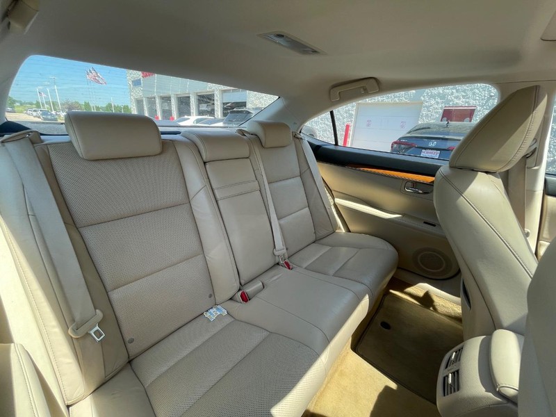 Lexus ES 300h Vehicle Image 05