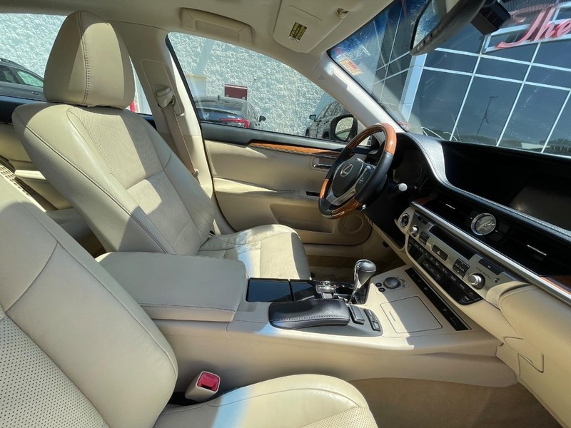 Lexus ES 300h Vehicle Image 06