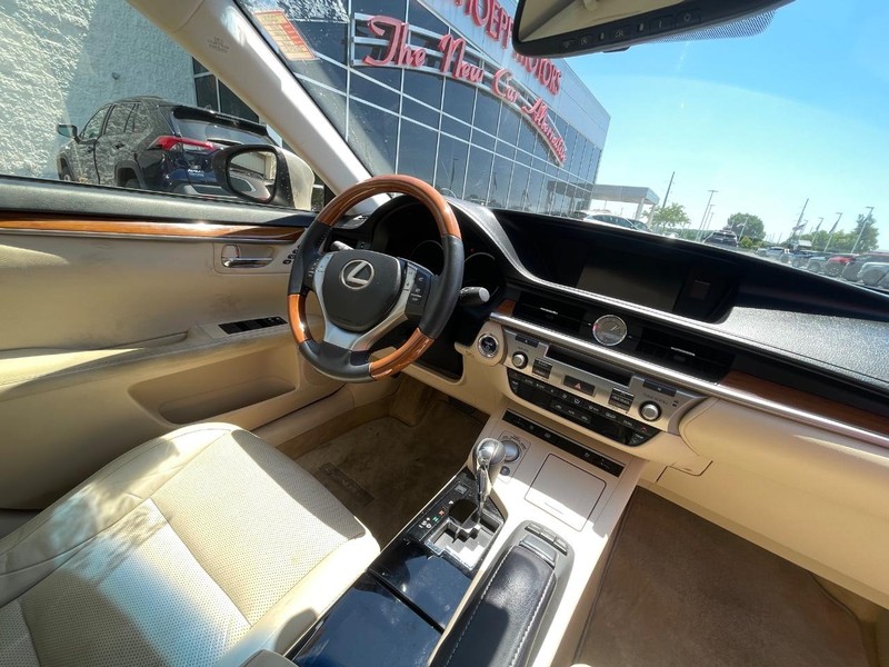 Lexus ES 300h Vehicle Image 07