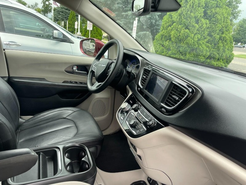 Chrysler PACIFICA T Vehicle Image 02