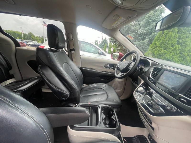 Chrysler PACIFICA T Vehicle Image 05