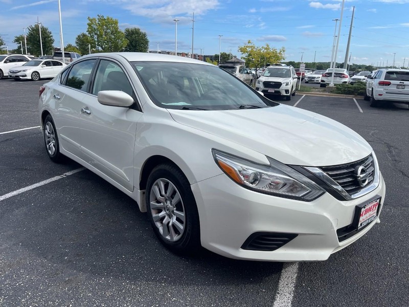 Nissan Altima Vehicle Image 02