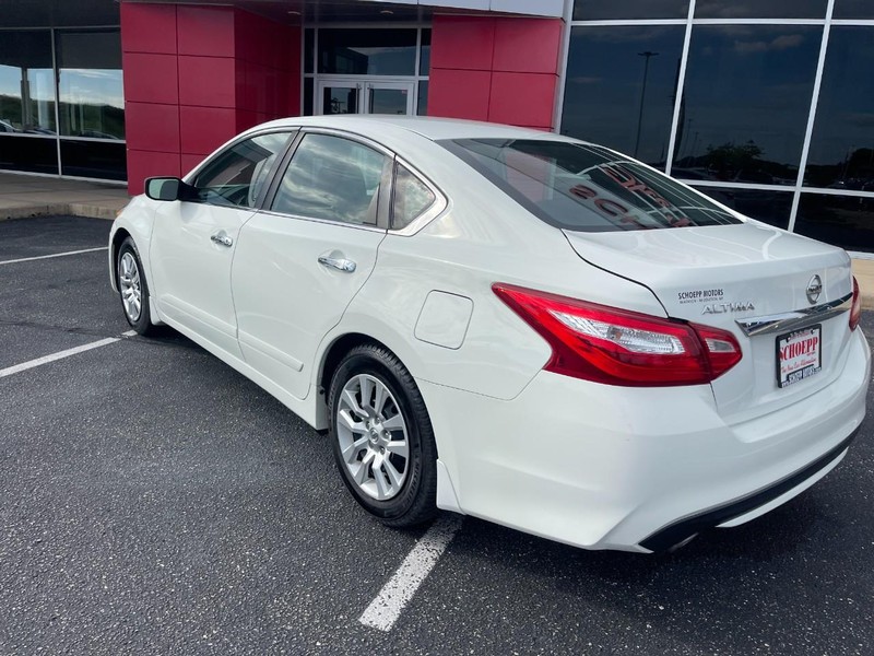 Nissan Altima Vehicle Image 04
