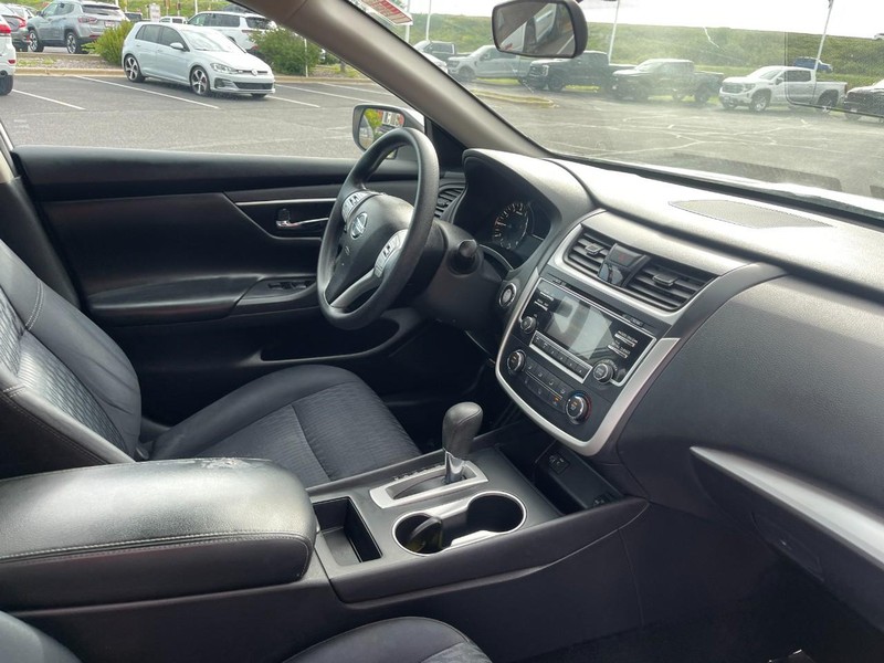 Nissan Altima Vehicle Image 05