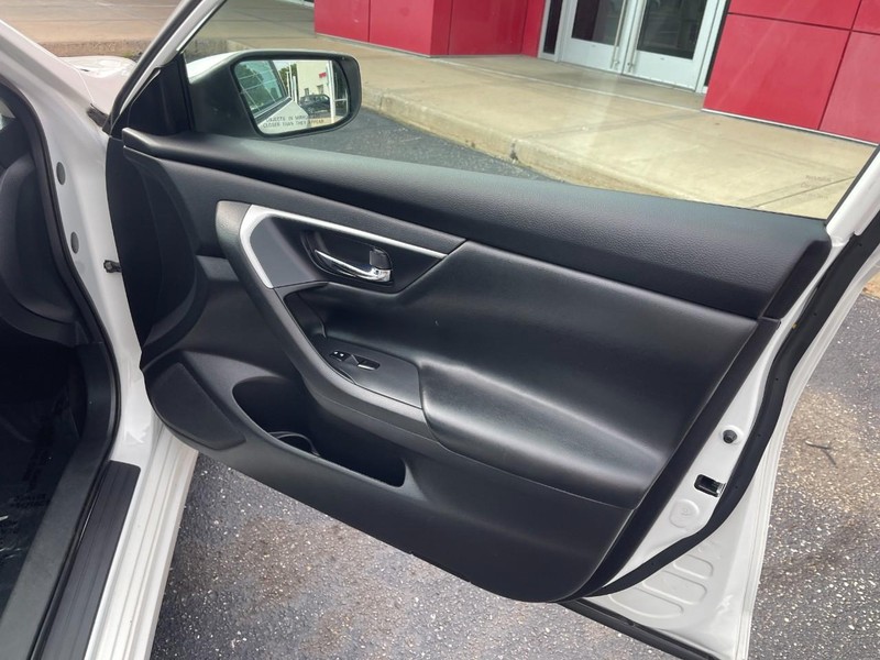 Nissan Altima Vehicle Image 07