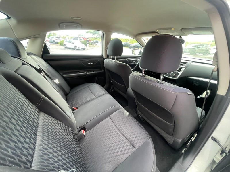 Nissan Altima Vehicle Image 09