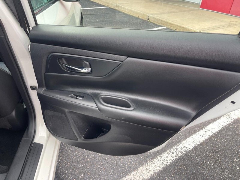 Nissan Altima Vehicle Image 10