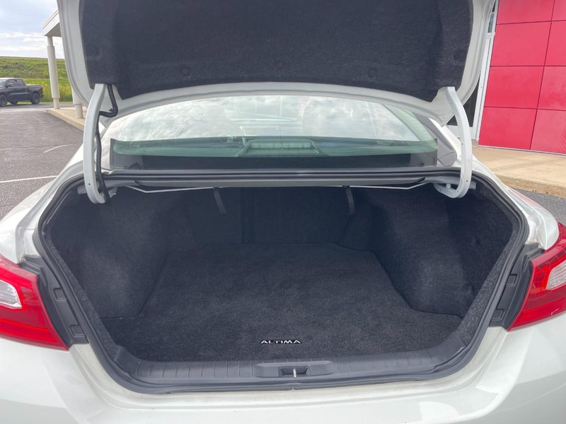 Nissan Altima Vehicle Image 11