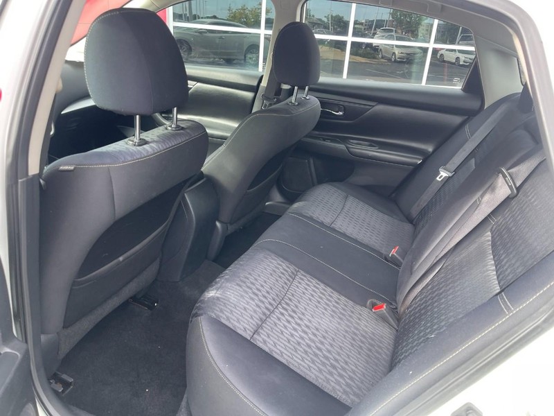 Nissan Altima Vehicle Image 12