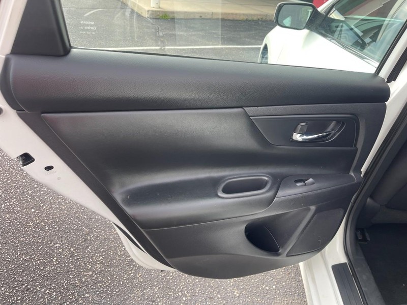 Nissan Altima Vehicle Image 13