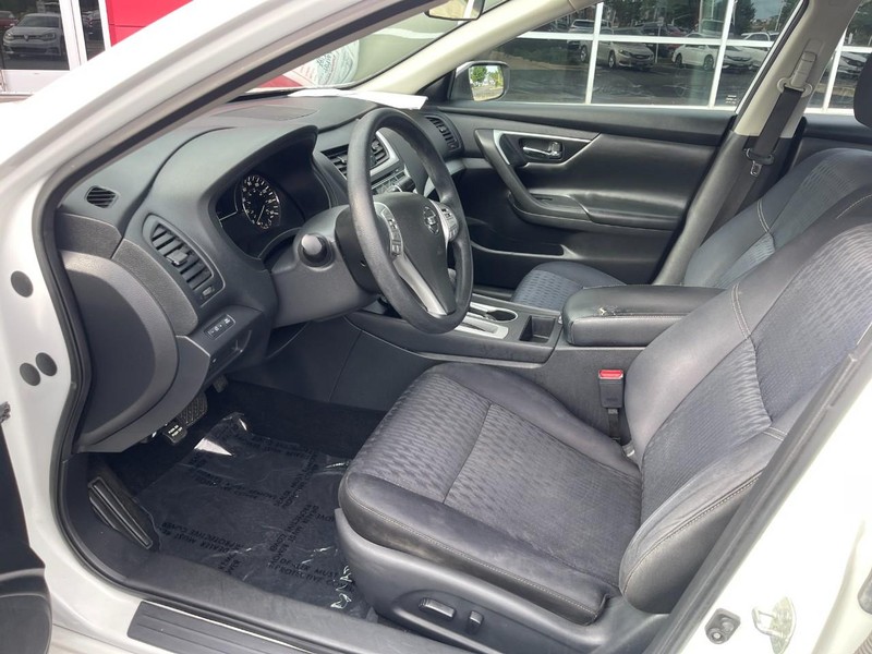 Nissan Altima Vehicle Image 14