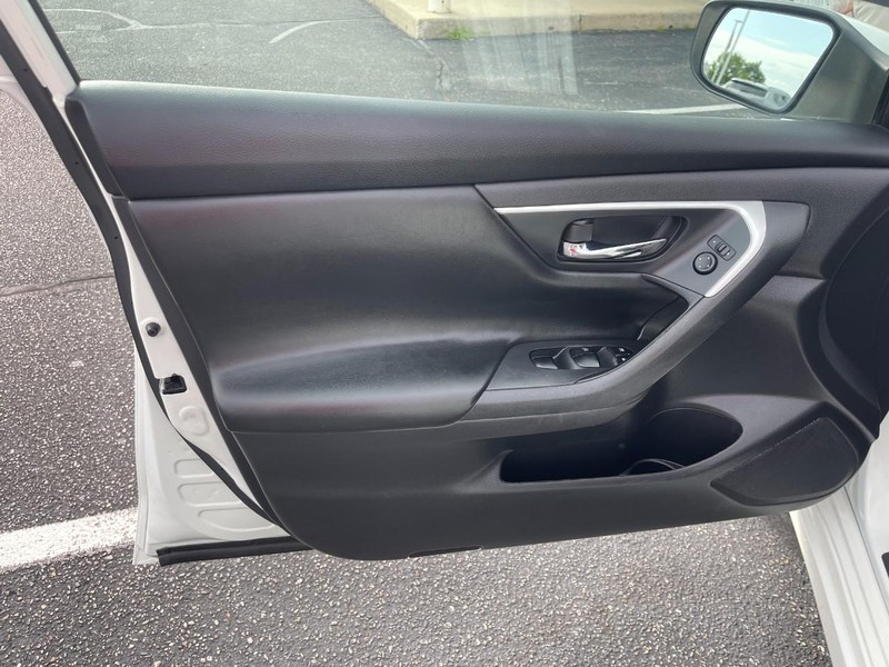 Nissan Altima Vehicle Image 15