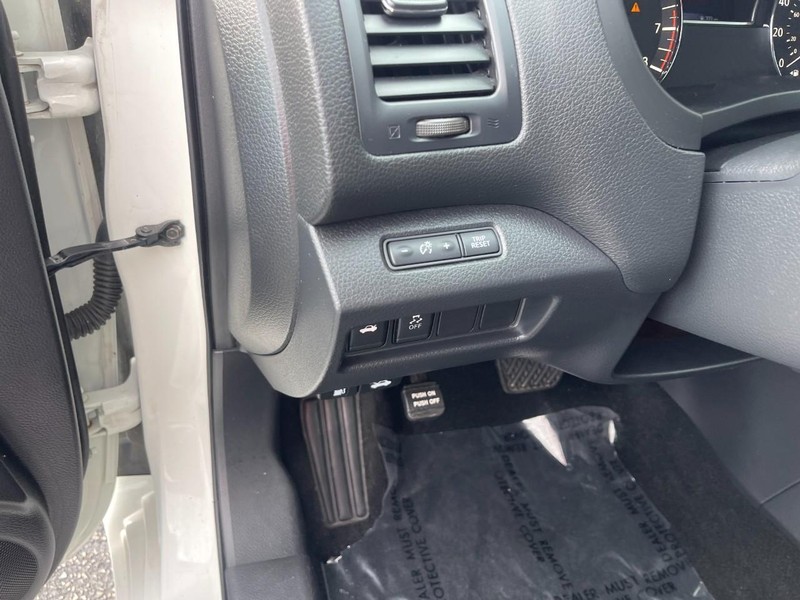 Nissan Altima Vehicle Image 16