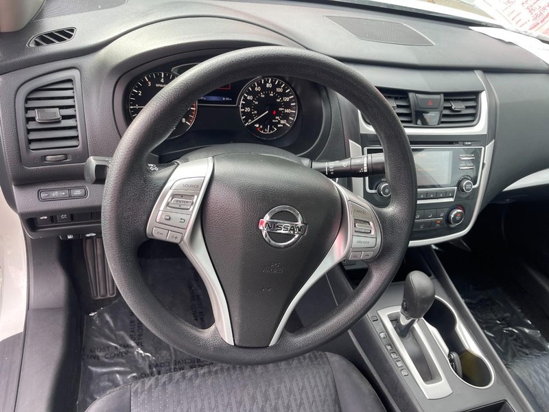 Nissan Altima Vehicle Image 17