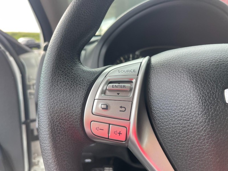 Nissan Altima Vehicle Image 18