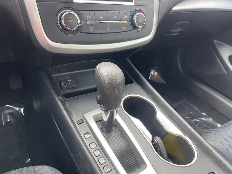 Nissan Altima Vehicle Image 22