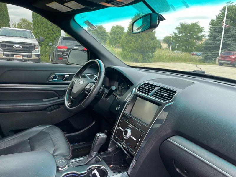 Ford Explorer Vehicle Image 02