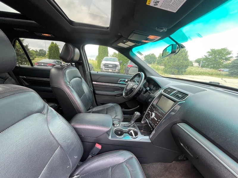 Ford Explorer Vehicle Image 04