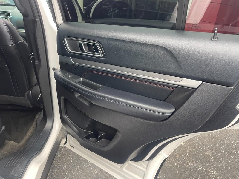 Ford Explorer Vehicle Image 10