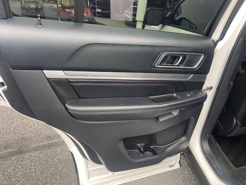 Ford Explorer Vehicle Image 13