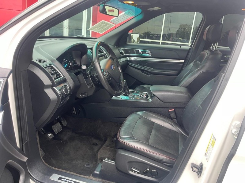 Ford Explorer Vehicle Image 14