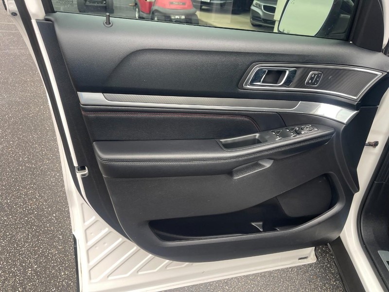 Ford Explorer Vehicle Image 15