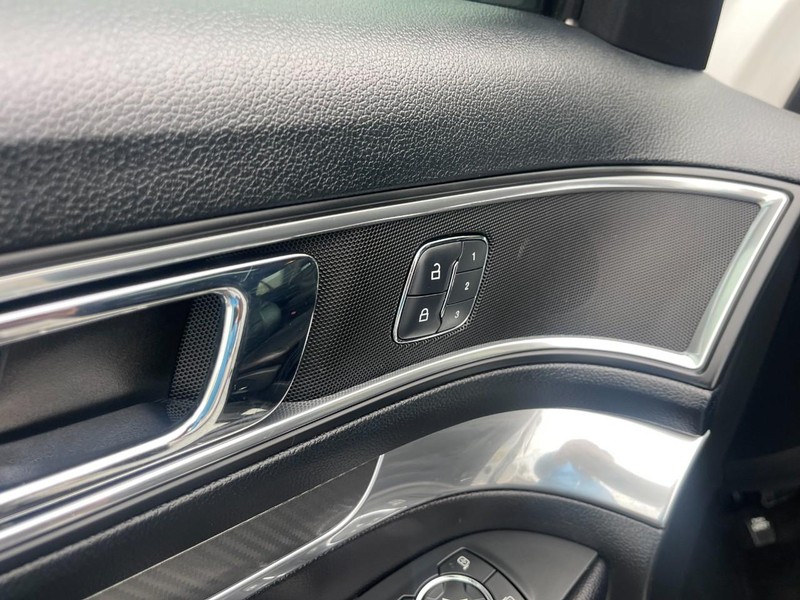 Ford Explorer Vehicle Image 16
