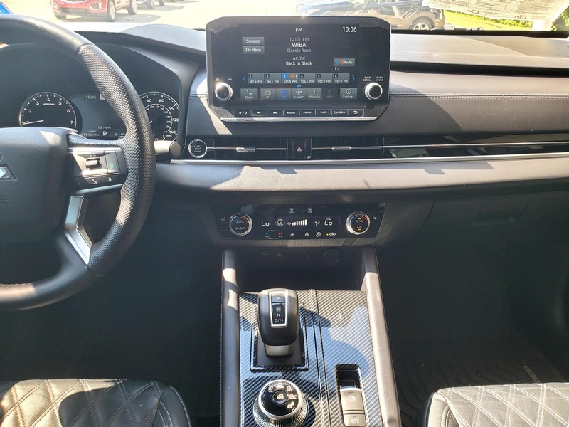 Mitsubishi Outlander Vehicle Image 10