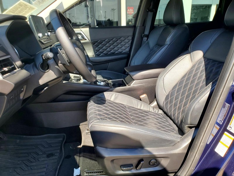 Mitsubishi Outlander Vehicle Image 12