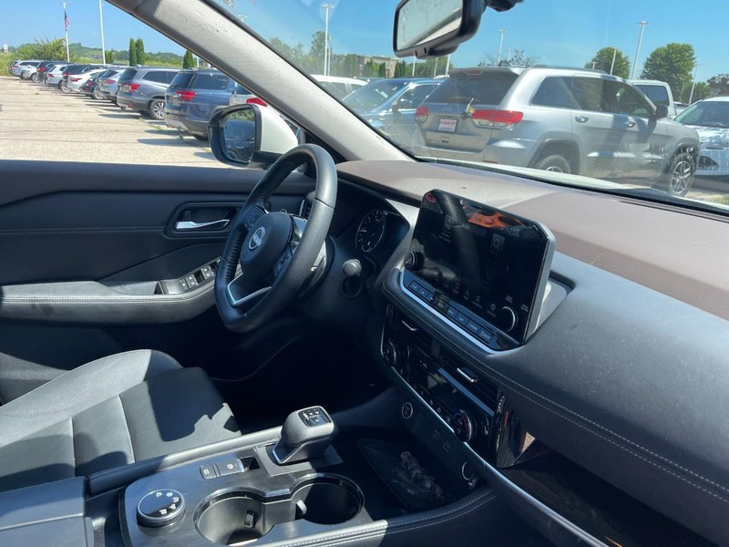 Nissan Rogue Vehicle Image 02