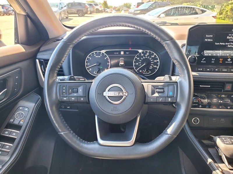 Nissan Rogue Vehicle Image 09