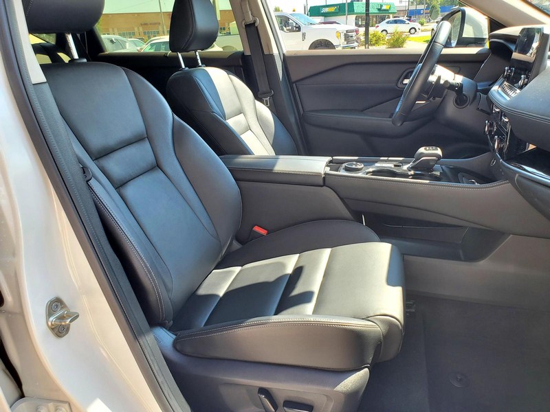 Nissan Rogue Vehicle Image 14