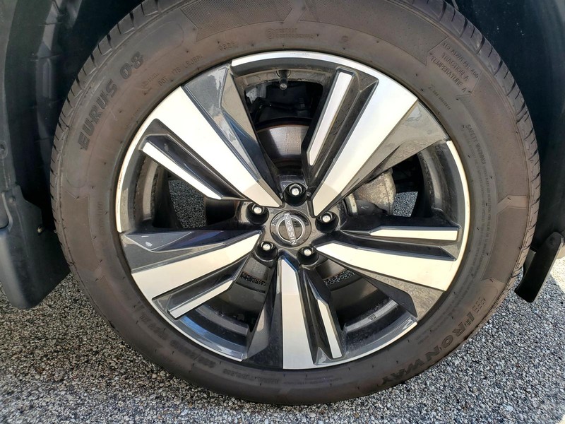 Nissan Rogue Vehicle Image 18
