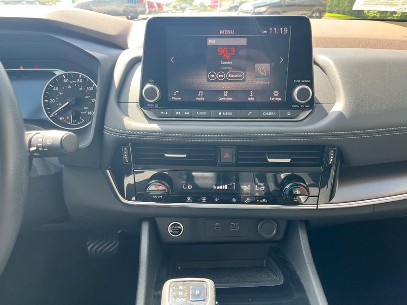 Nissan Rogue Vehicle Image 11