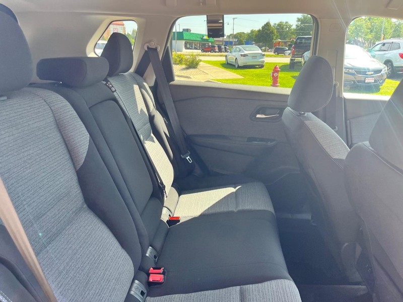 Nissan Rogue Vehicle Image 15