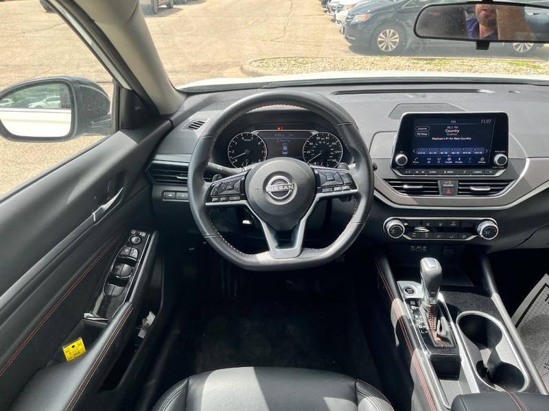 Nissan Altima Vehicle Image 09