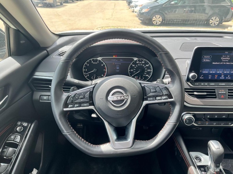 Nissan Altima Vehicle Image 10