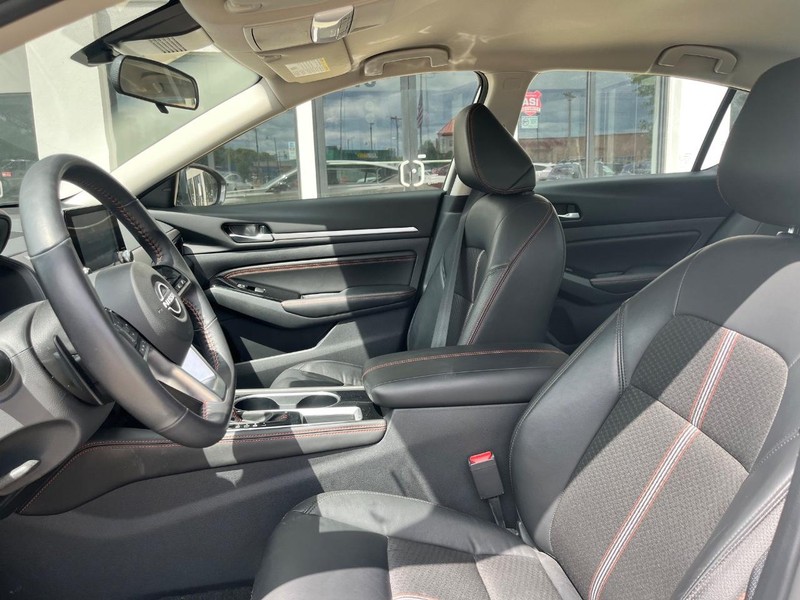 Nissan Altima Vehicle Image 11