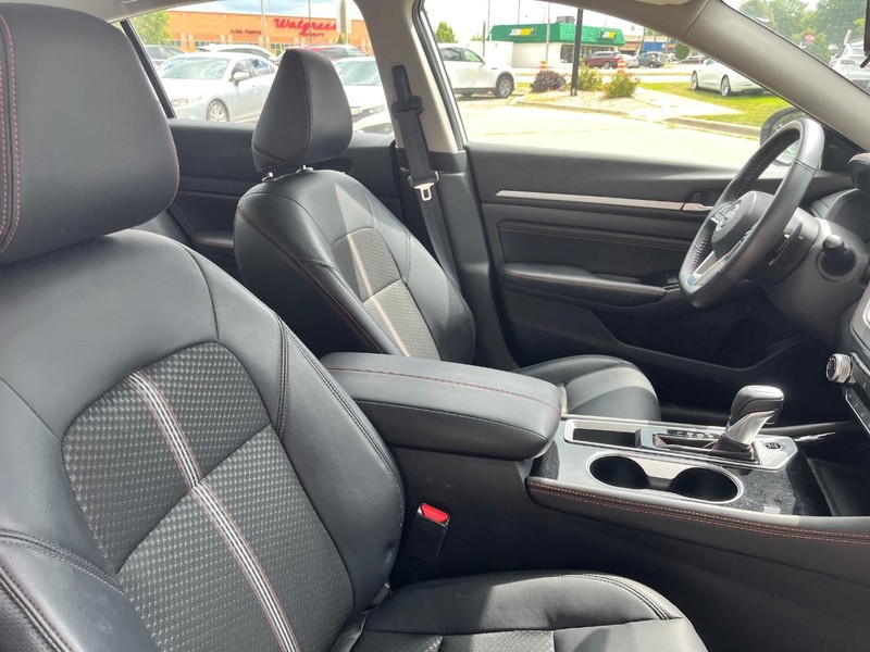 Nissan Altima Vehicle Image 12