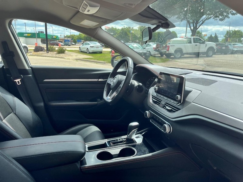 Nissan Altima Vehicle Image 13