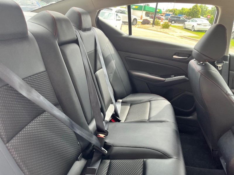 Nissan Altima Vehicle Image 14