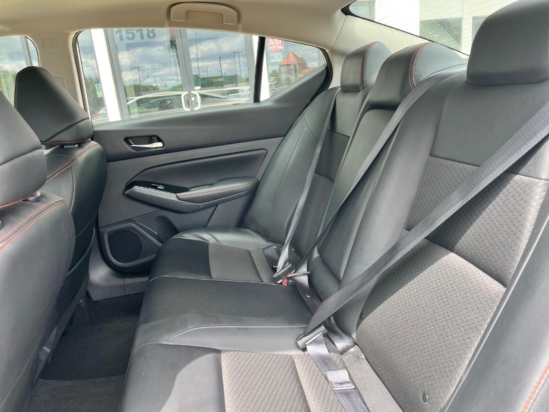 Nissan Altima Vehicle Image 15