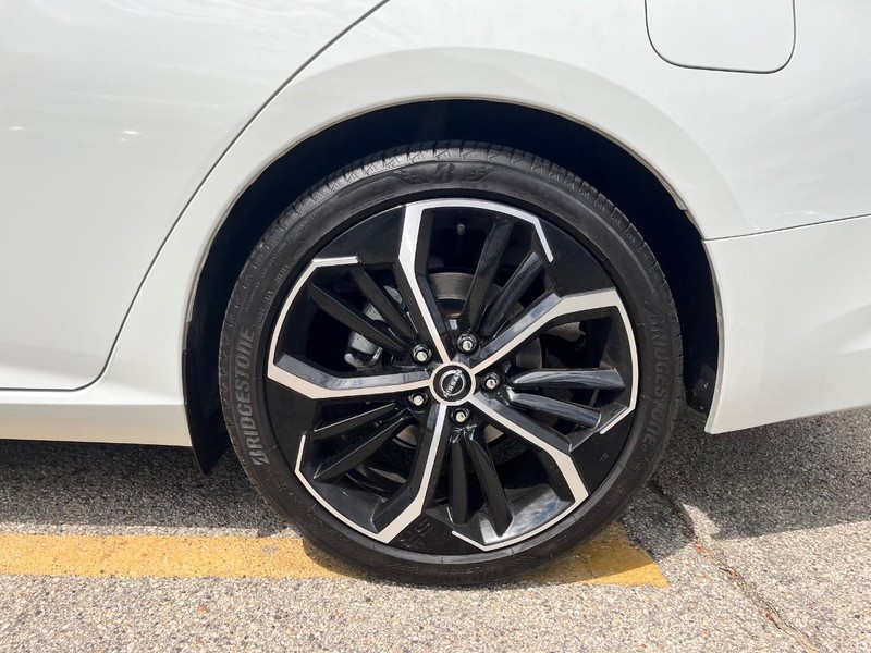 Nissan Altima Vehicle Image 16