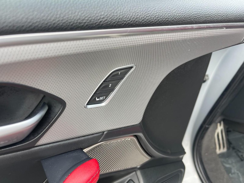 Acura TLX Vehicle Full-screen Gallery Image 22