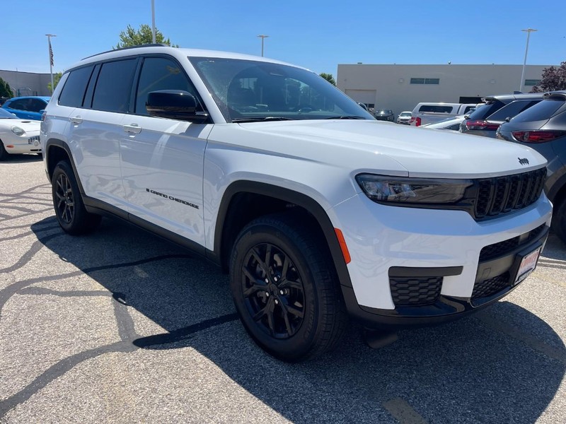 Jeep Grand Cherokee L Vehicle Image 02