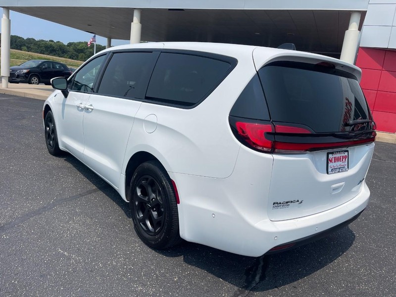 Chrysler Pacifica Vehicle Image 03
