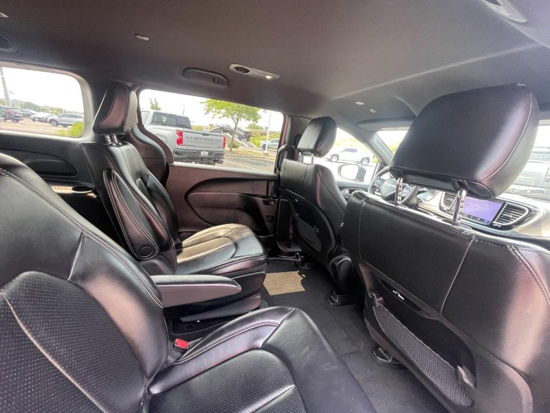 Chrysler Pacifica Vehicle Image 09