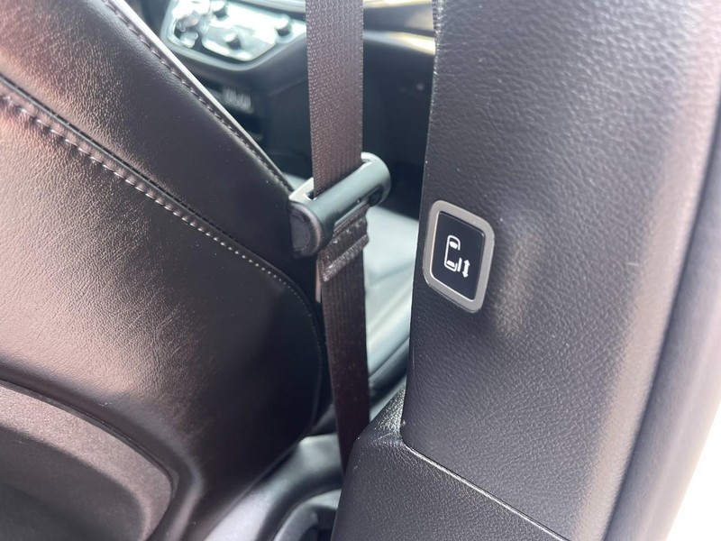 Chrysler Pacifica Vehicle Image 10