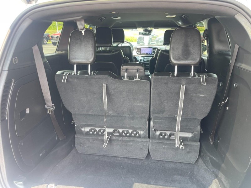 Chrysler Pacifica Vehicle Image 11