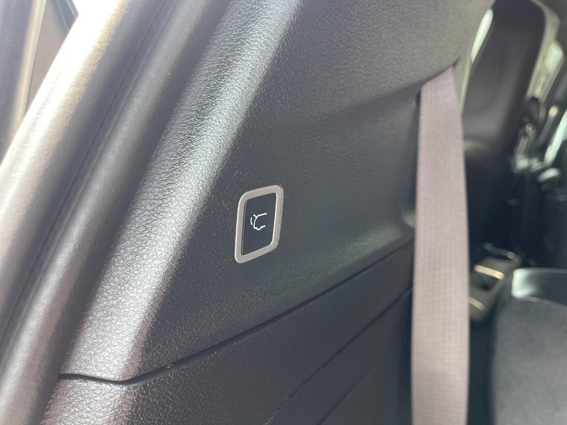 Chrysler Pacifica Vehicle Image 12